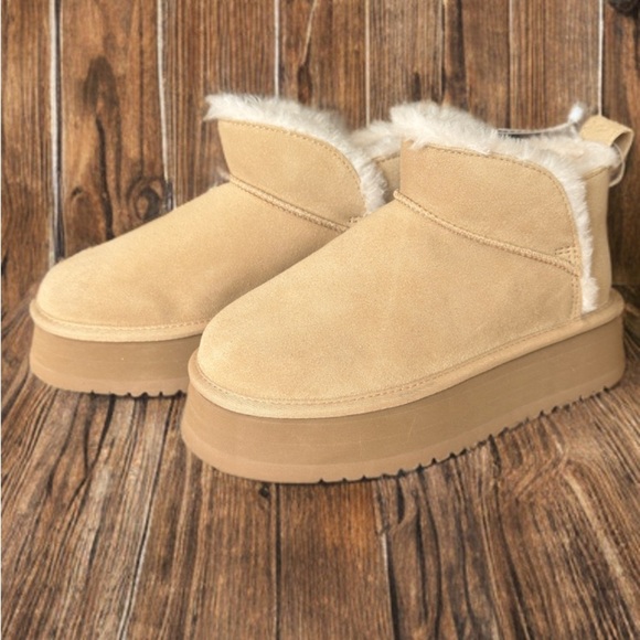 Koolaburra Shoes - NEW Koolaburra Tan Winter Boots with Plush Lining